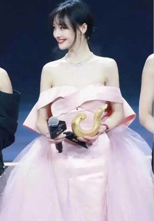 女明星穿抹胸裙掉落,女明星抹胸裙走光瞬间引热议