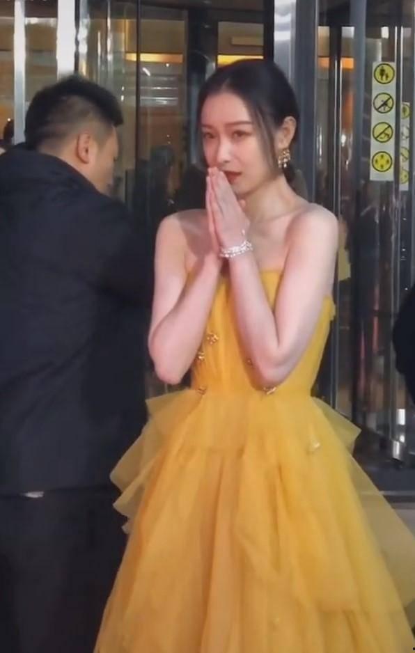 女明星穿抹胸裙掉落,女明星抹胸裙走光瞬间引热议