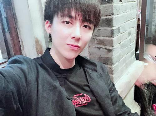 网红摩登兄弟,从街头演唱到网络红星的蜕变之路