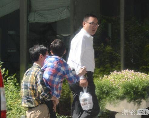 海青和丈夫儿子照片,温馨合影见证爱与亲情